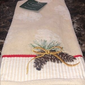 NWT Christmas Hand Towel 🎄 St. Nicholas Square